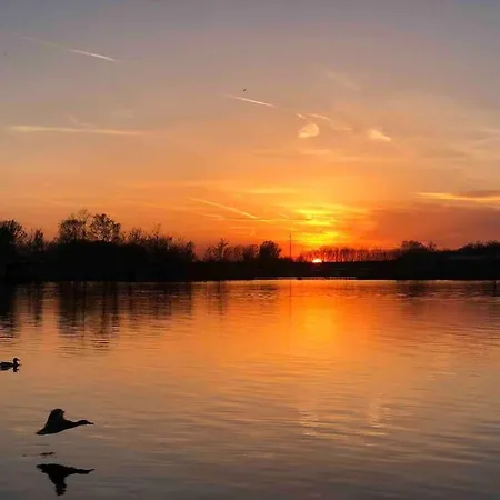 Botel Na Hrote Ostrova Dobrodruzne Byvanie Na Hausbote Pressburg