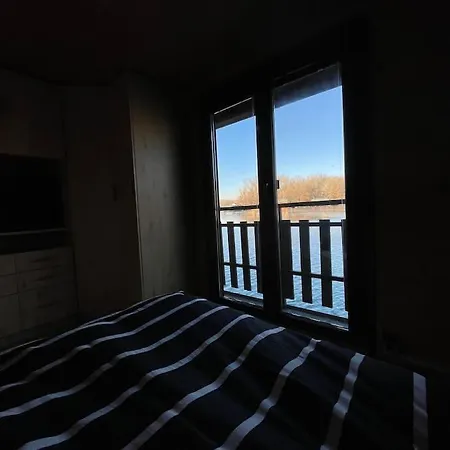 Hotel na wodzie Na Hrote Ostrova Dobrodruzne Byvanie Na Hausbote