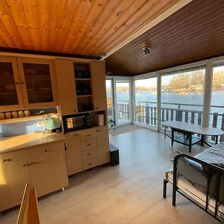 Ботель Na Hrote Ostrova Dobrodruzne Byvanie Na Hausbote Братислава