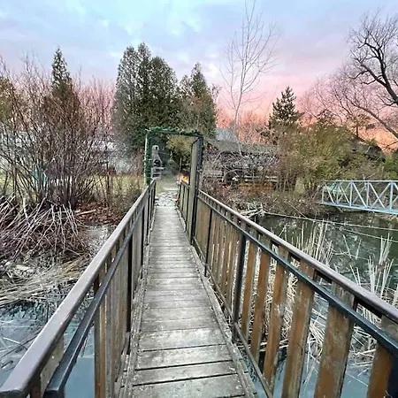 Na Hrote Ostrova Dobrodruzne Byvanie Na Hausbote *