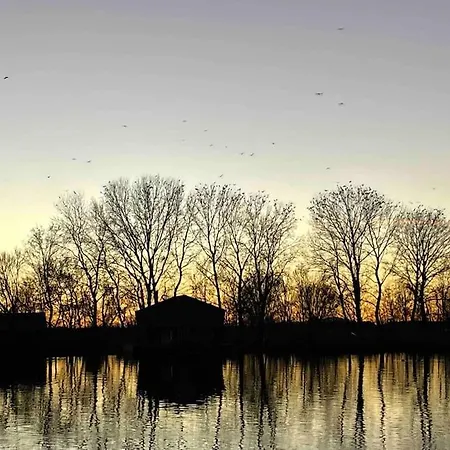 Na Hrote Ostrova Dobrodruzne Byvanie Na Hausbote * Bratysława