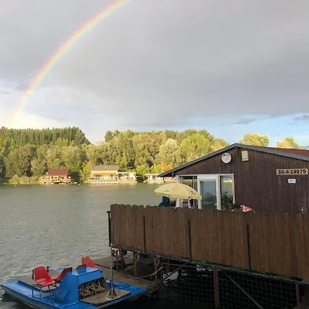 Botel Na Hrote Ostrova Dobrodruzne Byvanie Na Hausbote *