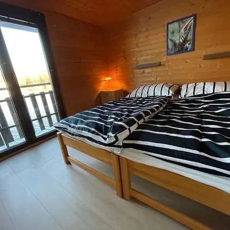 Na Hrote Ostrova Dobrodruzne Byvanie Na Hausbote * Bratysława