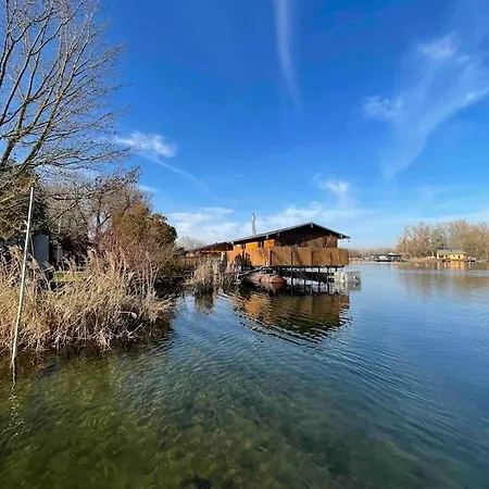 Na Hrote Ostrova Dobrodruzne Byvanie Na Hausbote Братислава