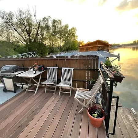 Na Hrote Ostrova Dobrodruzne Byvanie Na Hausbote *