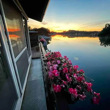 Na Hrote Ostrova Dobrodruzne Byvanie Na Hausbote * Bratysława