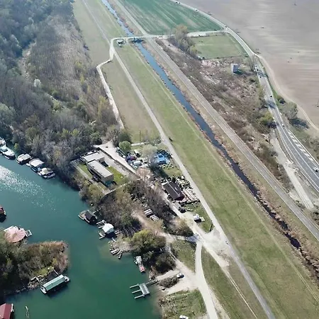 Na Hrote Ostrova Dobrodruzne Byvanie Na Hausbote Botel *