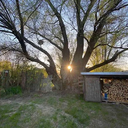 Na Hrote Ostrova Dobrodruzne Byvanie Na Hausbote