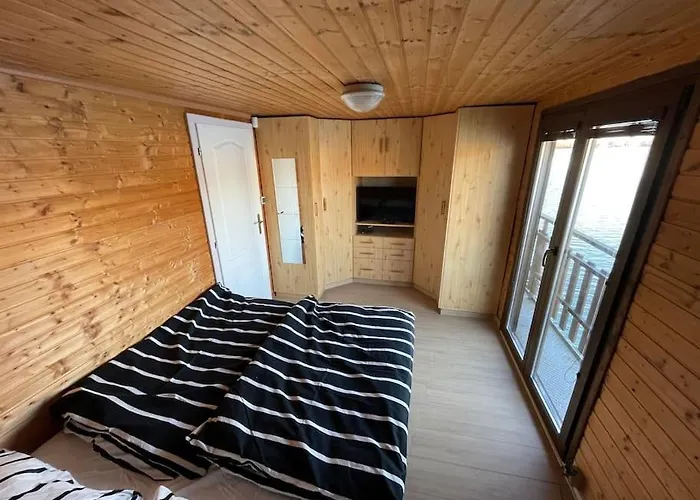 Na Hrote Ostrova Dobrodružné Bývanie Na Hausbóte Botel *