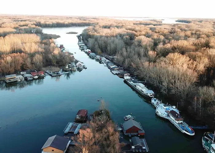 Botel Na Hrote Ostrova Dobrodružné Bývanie Na Hausbóte *