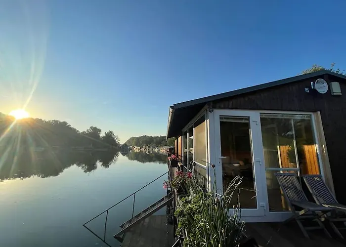 Na Hrote Ostrova Dobrodružné Bývanie Na Hausbóte *