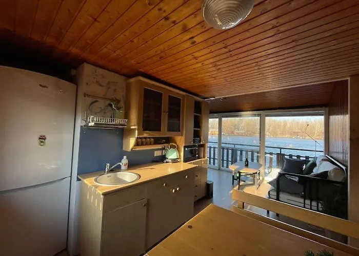 Na Hrote Ostrova Dobrodružné Bývanie Na Hausbóte