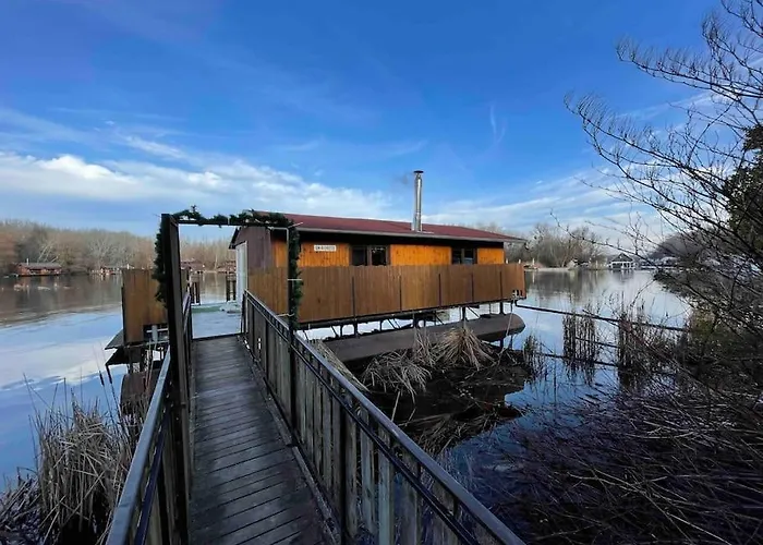 Na Hrote Ostrova Dobrodružné Bývanie Na Hausbóte Botel