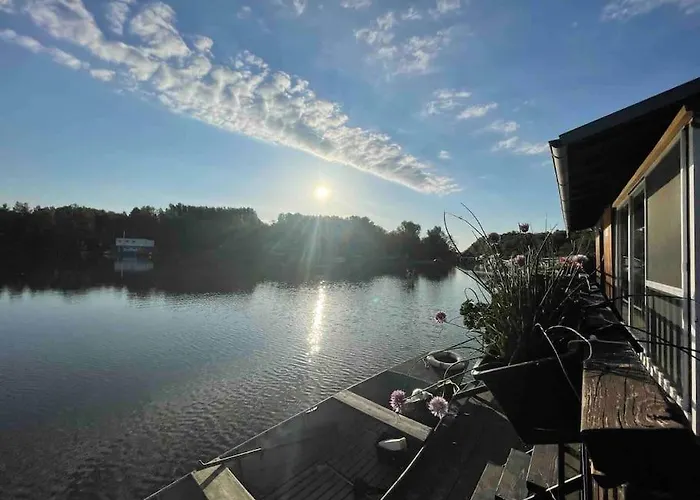 Bådhotel Na Hrote Ostrova Dobrodruzne Byvanie Na Hausbote