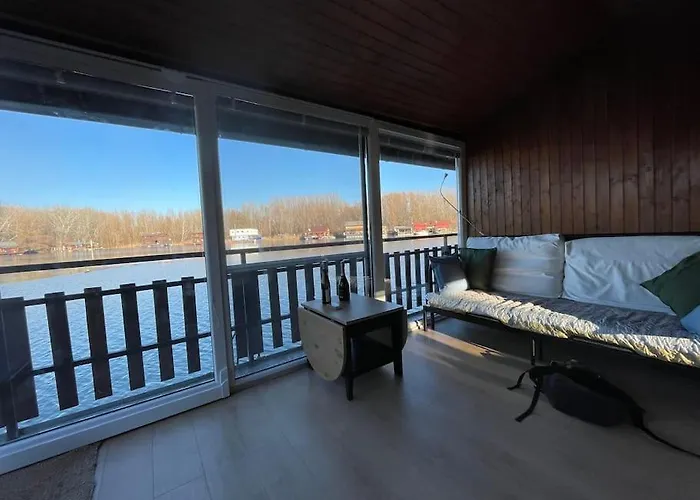 Botel Na Hrote Ostrova Dobrodružné Bývanie Na Hausbóte Bratislava