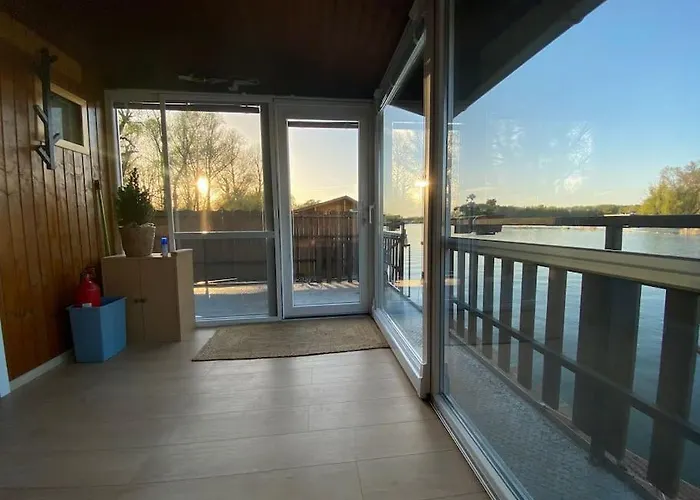 Na Hrote Ostrova Dobrodruzne Byvanie Na Hausbote *