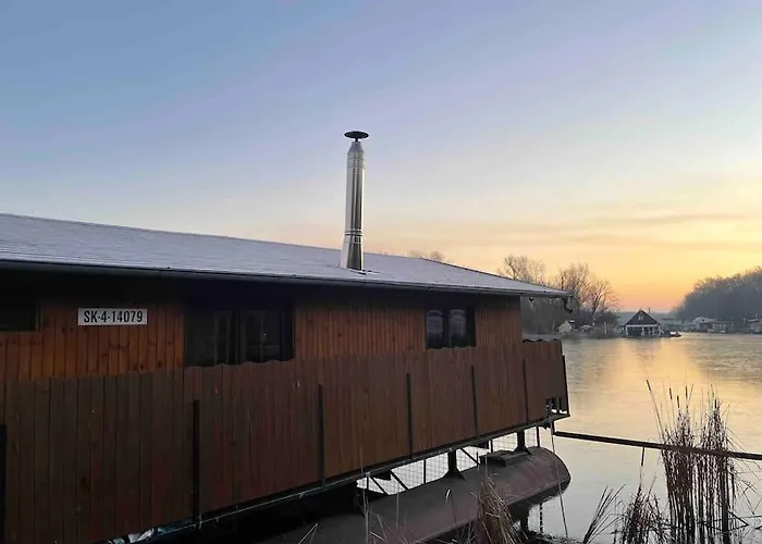 Na Hrote Ostrova Dobrodružné Bývanie Na Hausbóte Botel *
