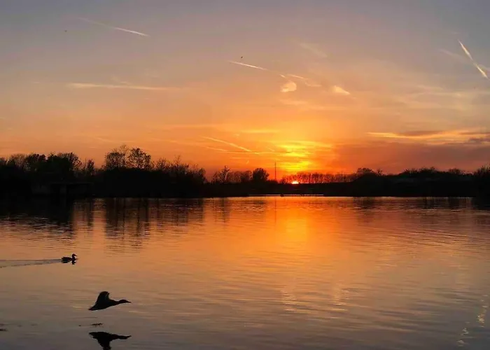Botel Na Hrote Ostrova Dobrodružné Bývanie Na Hausbóte Bratislava