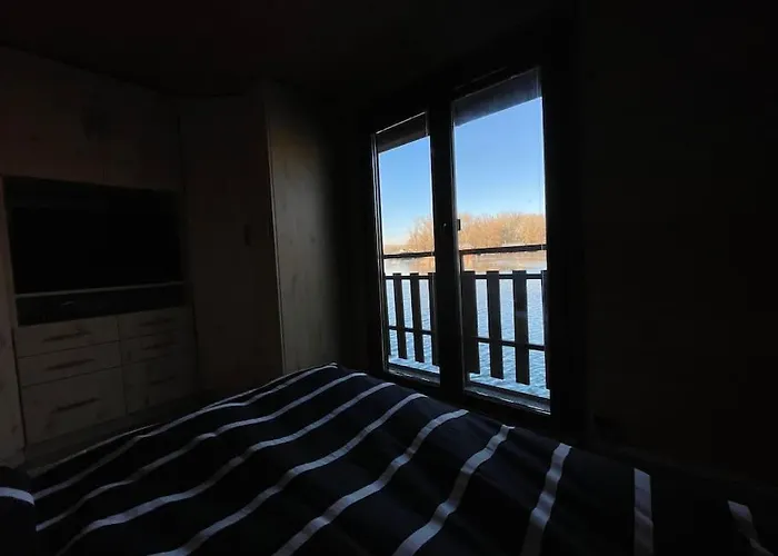 Bådhotel Na Hrote Ostrova Dobrodruzne Byvanie Na Hausbote