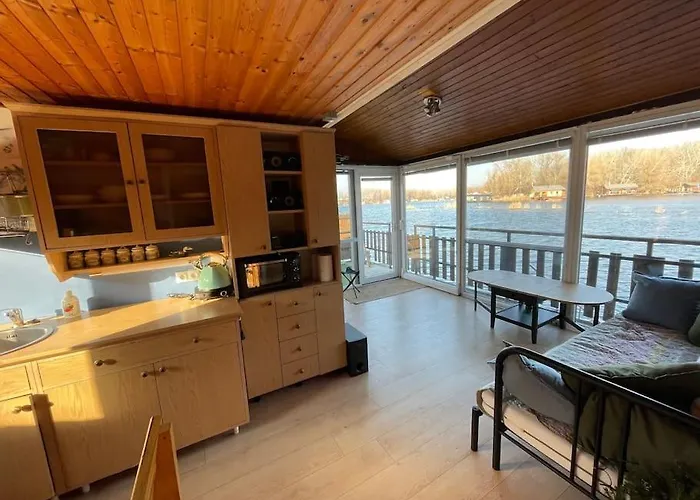 Botel Na Hrote Ostrova Dobrodružné Bývanie Na Hausbóte Bratislava