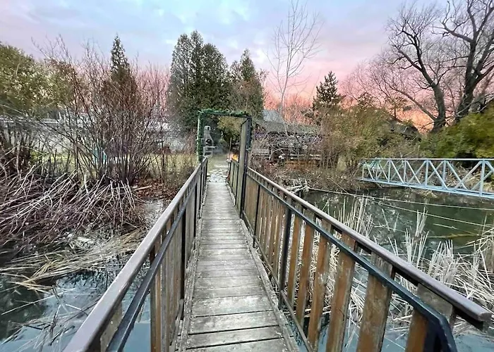 Na Hrote Ostrova Dobrodruzne Byvanie Na Hausbote *