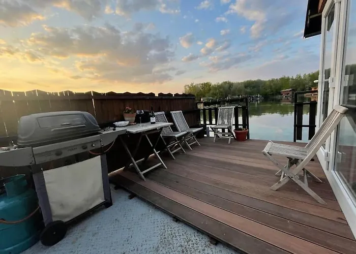 Na Hrote Ostrova Dobrodružné Bývanie Na Hausbóte *