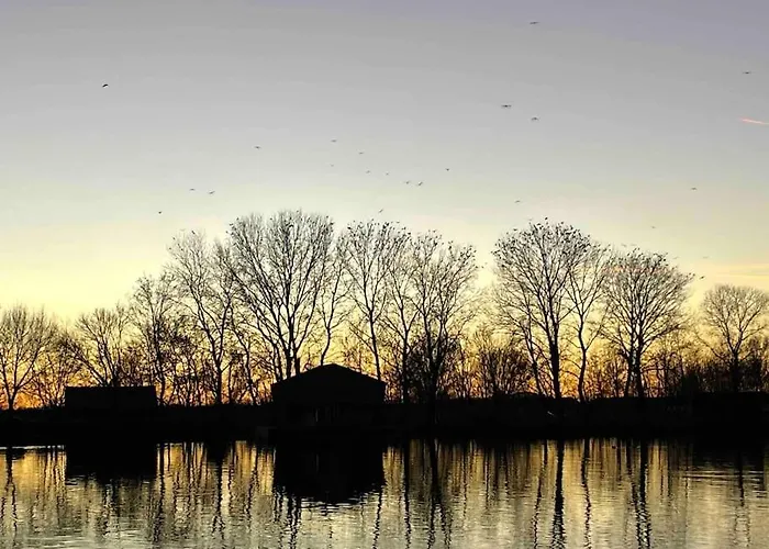 Na Hrote Ostrova Dobrodruzne Byvanie Na Hausbote * Bratislava