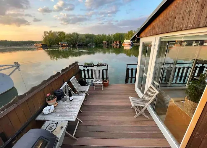 Na Hrote Ostrova Dobrodružné Bývanie Na Hausbóte