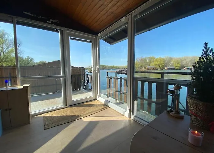 Botel Na Hrote Ostrova Dobrodružné Bývanie Na Hausbóte *