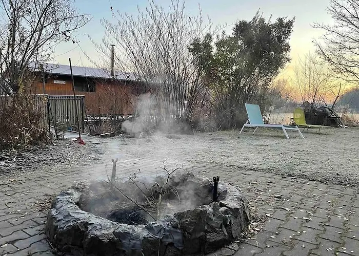 Na Hrote Ostrova Dobrodružné Bývanie Na Hausbóte Botel Bratislava