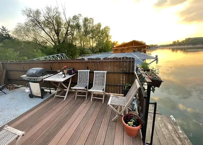 Na Hrote Ostrova Dobrodruzne Byvanie Na Hausbote *