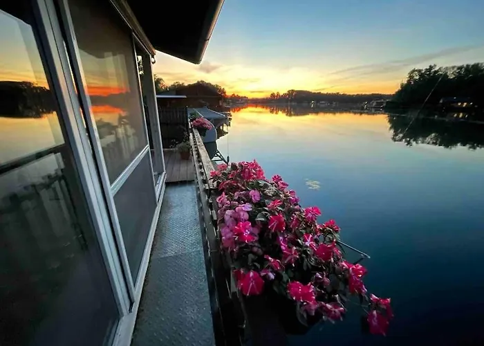 Na Hrote Ostrova Dobrodruzne Byvanie Na Hausbote * Bratislava