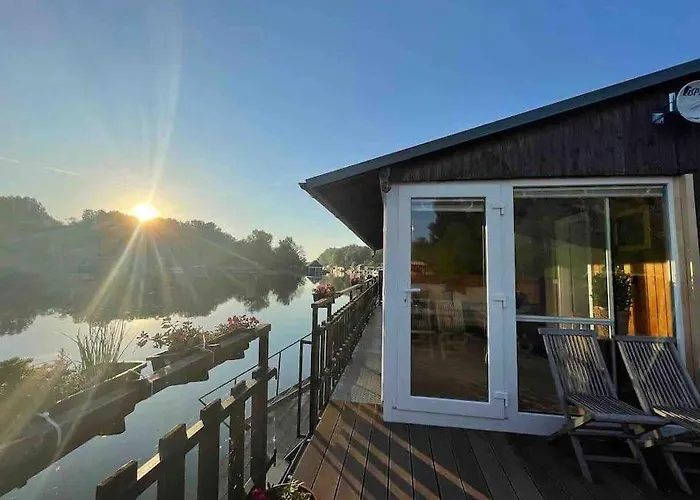 Na Hrote Ostrova Dobrodružné Bývanie Na Hausbóte