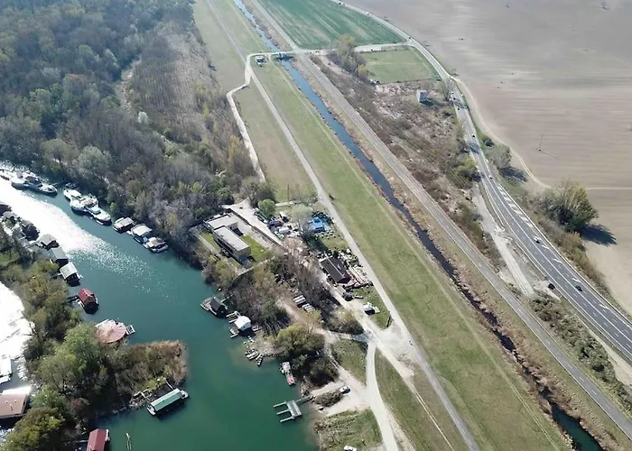 Na Hrote Ostrova Dobrodružné Bývanie Na Hausbóte Botel *