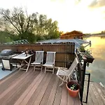 Na Hrote Ostrova Dobrodruzne Byvanie Na Hausbote *