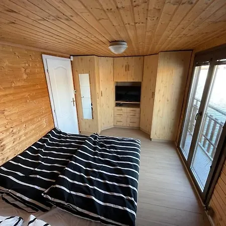 Na Hrote Ostrova Dobrodruzne Byvanie Na Hausbote Botel *