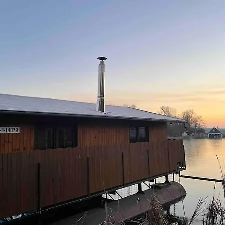 Na Hrote Ostrova Dobrodruzne Byvanie Na Hausbote Botel *