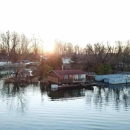 Na Hrote Ostrova Dobrodruzne Byvanie Na Hausbote