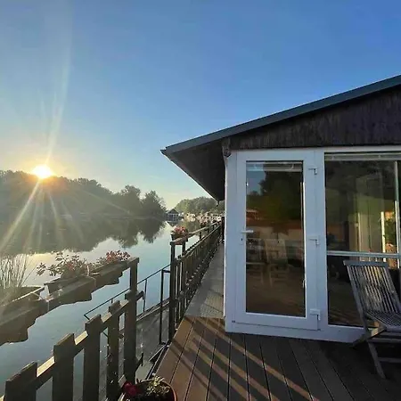 Na Hrote Ostrova Dobrodruzne Byvanie Na Hausbote