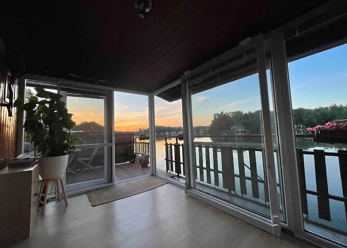 Botel Na Hrote Ostrova Dobrodruzne Byvanie Na Hausbote