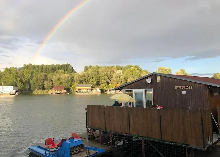 Botel Na Hrote Ostrova Dobrodruzne Byvanie Na Hausbote *