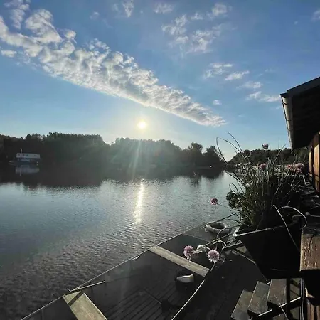 船上ホテル Na Hrote Ostrova Dobrodruzne Byvanie Na Hausbote