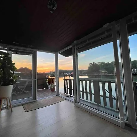 船上ホテル Na Hrote Ostrova Dobrodruzne Byvanie Na Hausbote