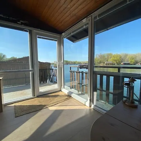 船上ホテル Na Hrote Ostrova Dobrodruzne Byvanie Na Hausbote *