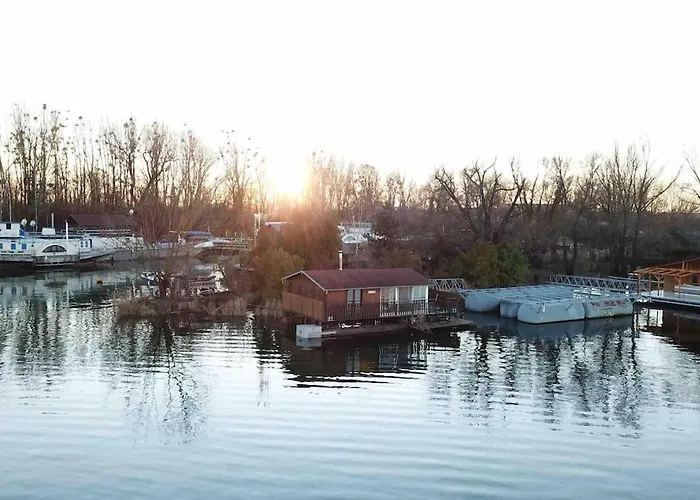 Na Hrote Ostrova Dobrodruzne Byvanie Na Hausbote