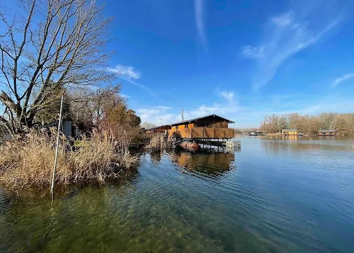 Na Hrote Ostrova Dobrodruzne Byvanie Na Hausbote Bratislava